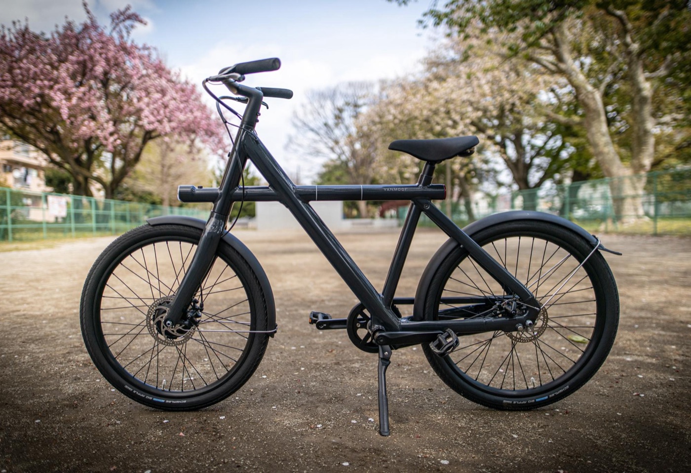 見た目が電動自転車とは思えないスタイリッシュさのVANMOOF X2