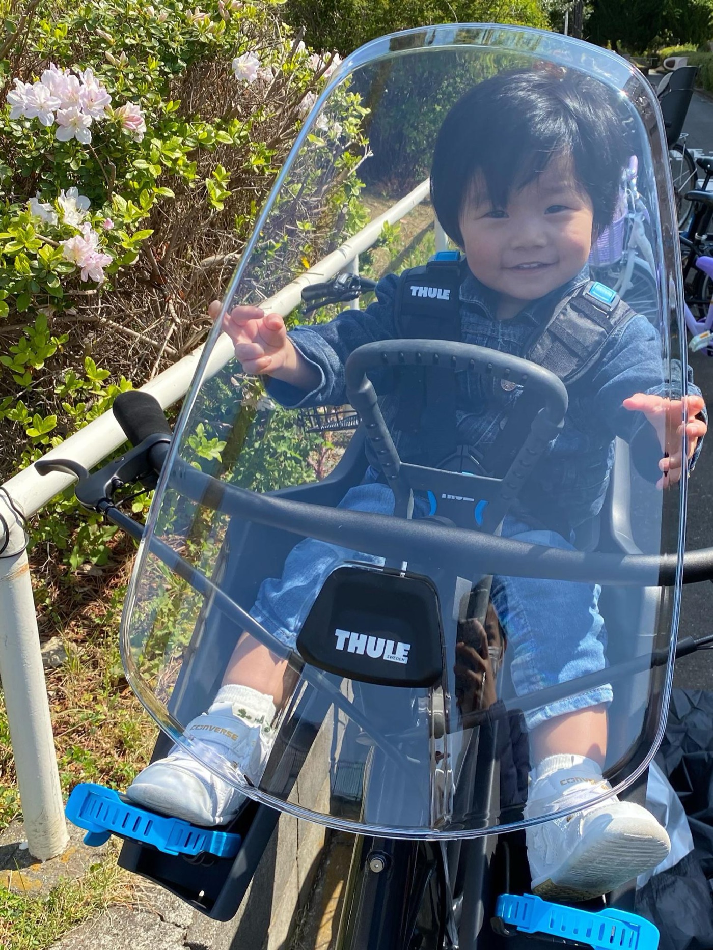 初めて座ってみてテンションが上がる娘1歳半