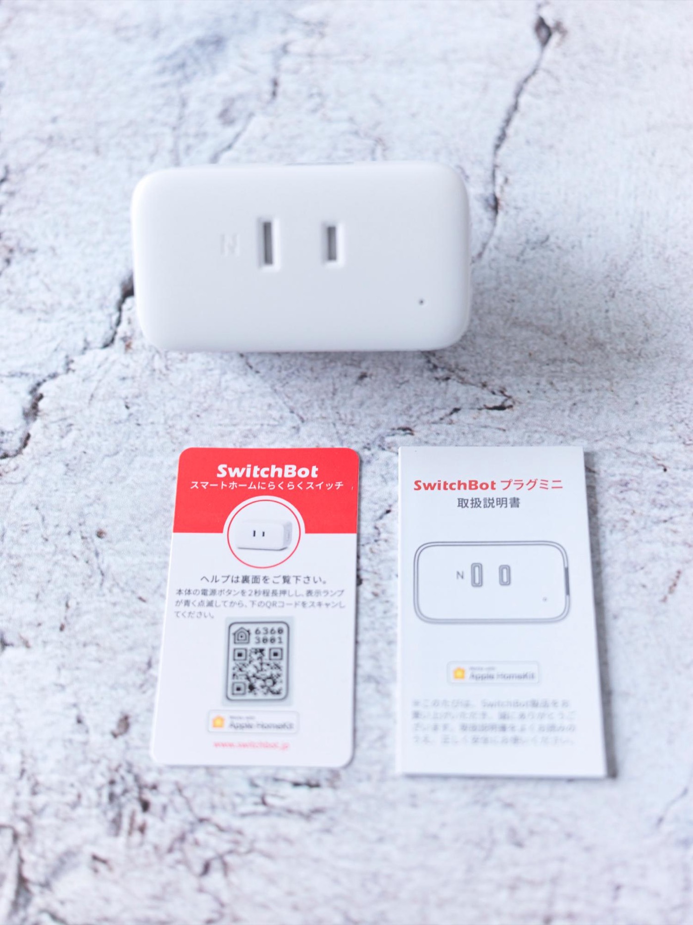Apple HomeKit対応版は本体の上部についている以外にカードでQRが付属するので奥まったところに設置した時なんかも便利です