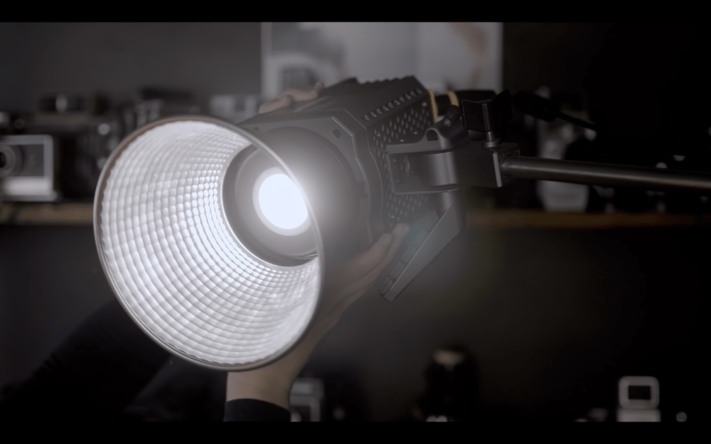 LEDだから大丈夫かと思っていたんですが、さすがにこの明るさだと電気代もお高い…業務用…恐ろしい子