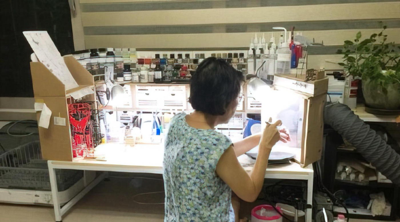 お母さんが作業する様子、エアブラシ塗装まで習得していてすごい