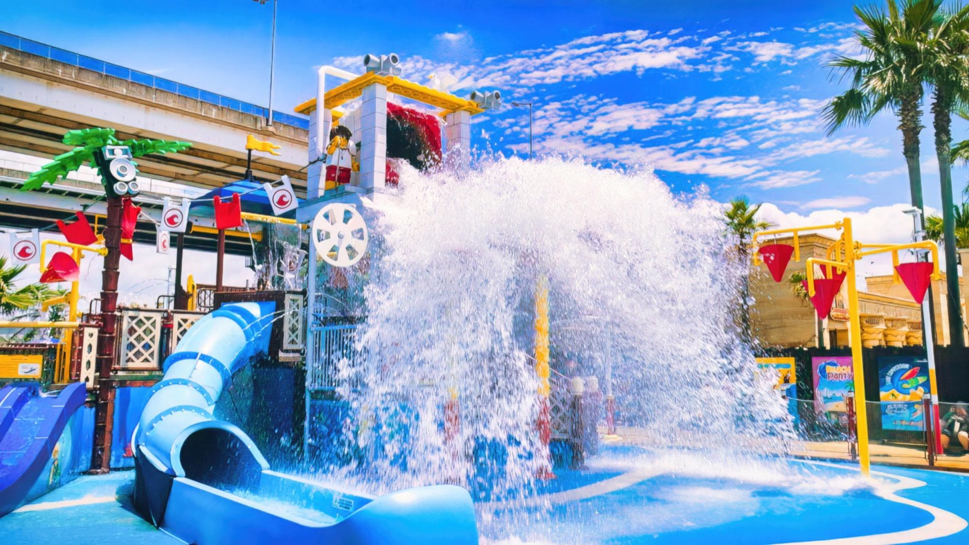 とんでもない量の水でびしょ濡れになるスプラッシュ・パッド
