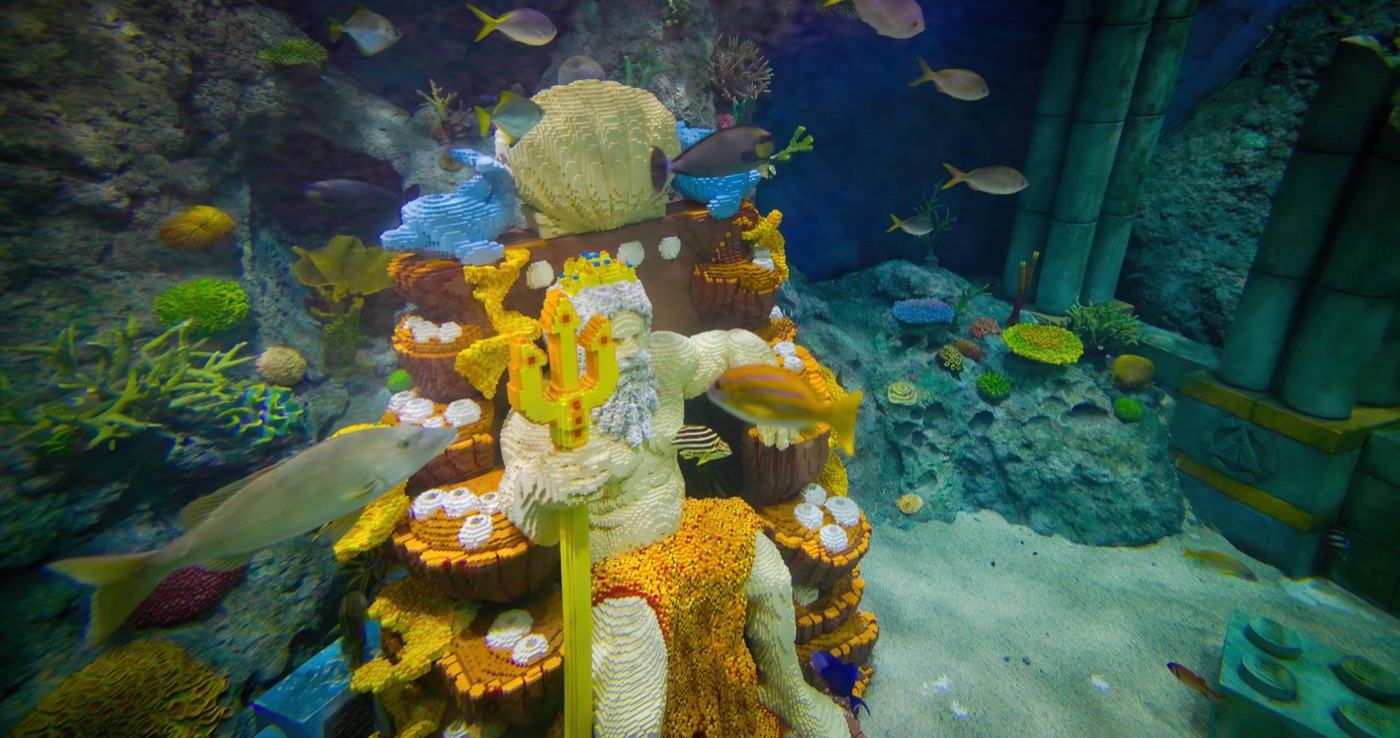 レゴ ブロックでできたポセイドン像と本物の魚たち...映えすぎです