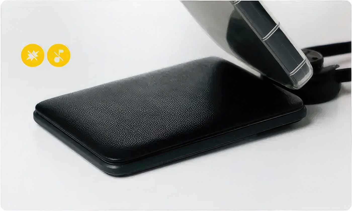 クッションのようになっているので音も鳴らず、スマホも傷つかない