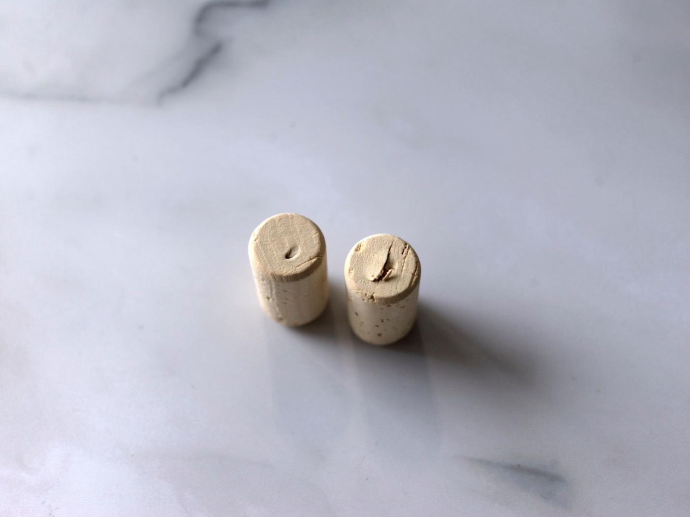 LUSCIOUZソムリエナイフの穴(左)と一般的なソムリエナイフの穴(右)穴の後からしていかにスムーズにスクリューが入っていっているのかわかる