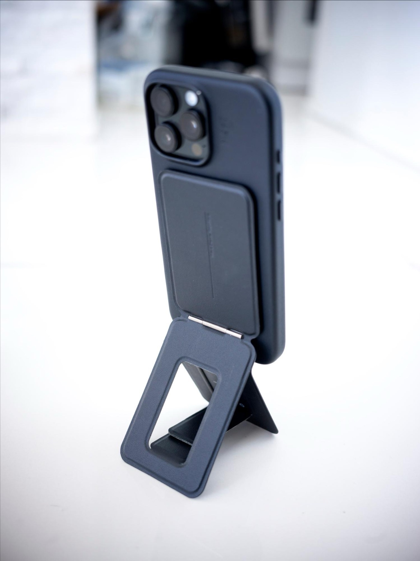 以前Snap-Onスマホスタンドを使っていた私ですが、この8-in-1多機能スタンドを使ったら戻れなくなりました。
