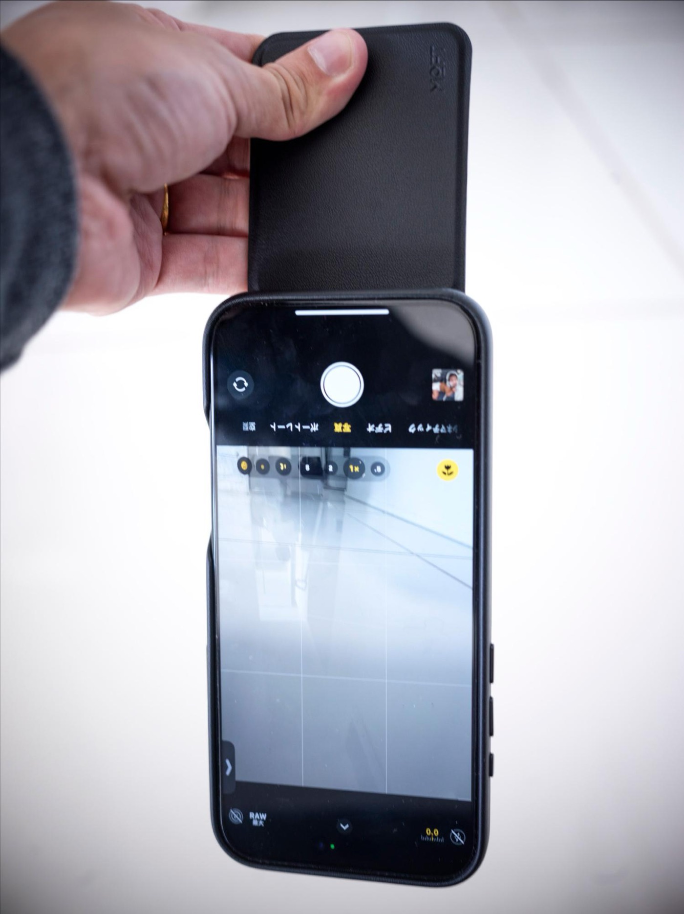 この磁力の強さは撮影時にもとても便利で、スマホを逆さにして地面スレスレから撮りたい時などにも重宝しますね。