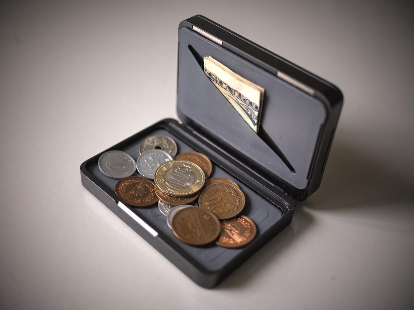 以前紹介したZENLET Smart wallet 3、カードも小銭もお札もスマートに収納できる