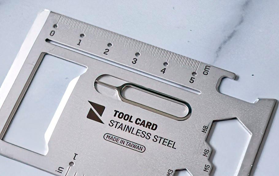 海外製が多いマルチツールはセンチの定規がいい加減なものも多いが、Zenlet Tool Cardは剛性も測りやすさもよく考えられている