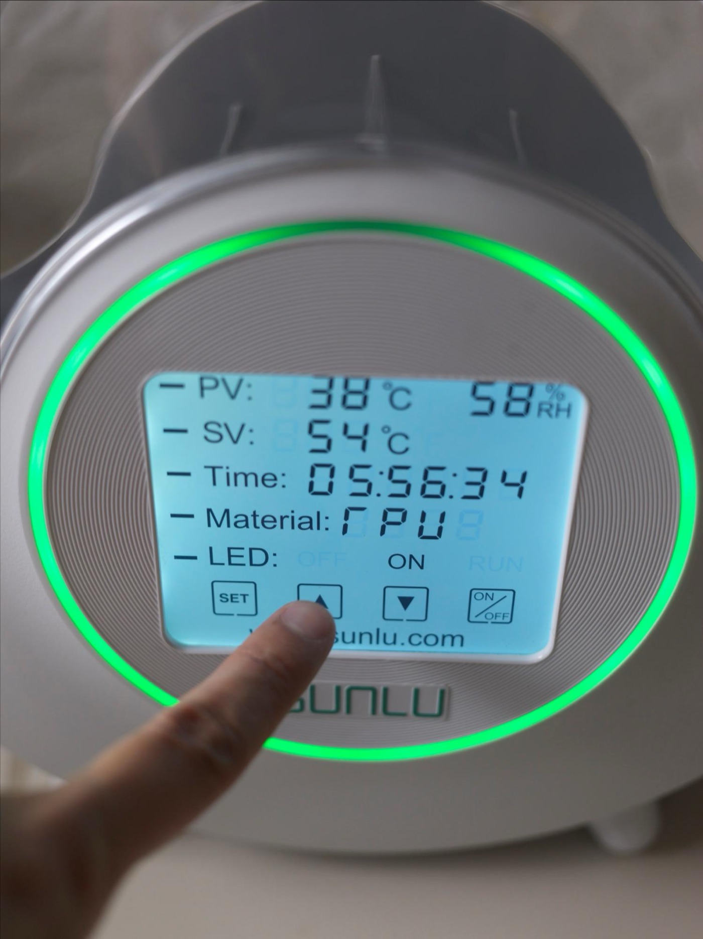 今回使ったのがSUNLU「FilaDryer S2」。フィラメントをセットして温度や時間を設定しておけば、ケースの中で乾燥させられるフィラメントドライヤーです。
