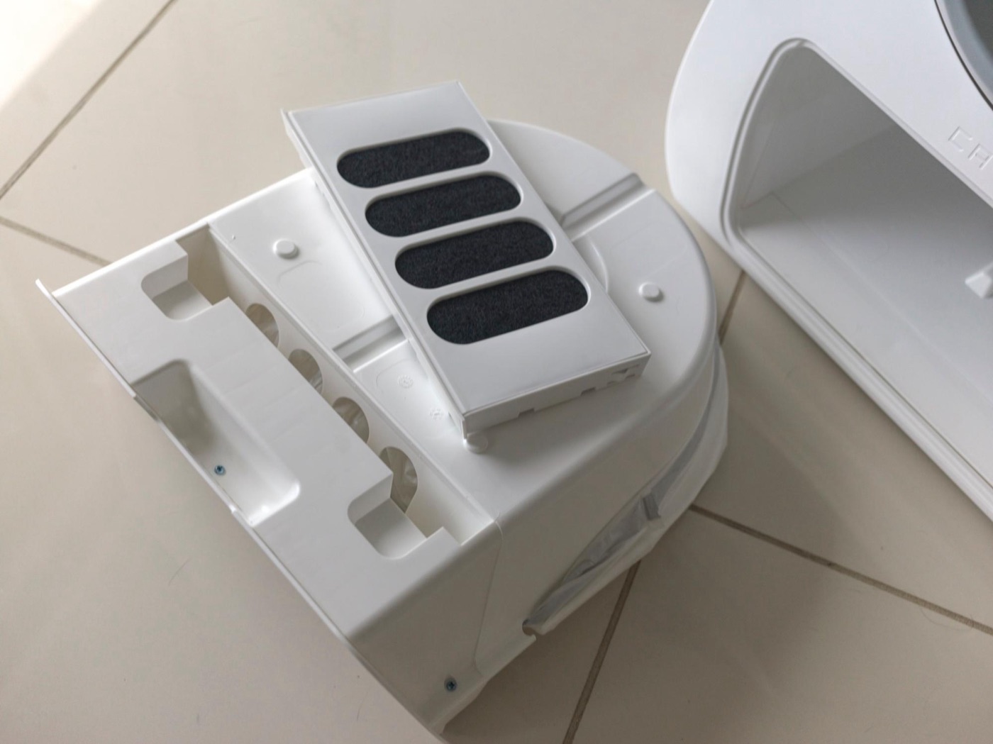 猫がトイレを使うと、本体が自動で回転して排泄物を分離し、下部のダストボックスへ。溜まったらまとめて処理すればOKです。