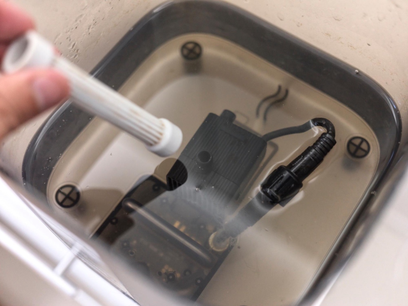 以前のモデルはポンプや配線を気にしながら分解していました。新型は「掃除すること」まで考えて作られているのがよく分かります。