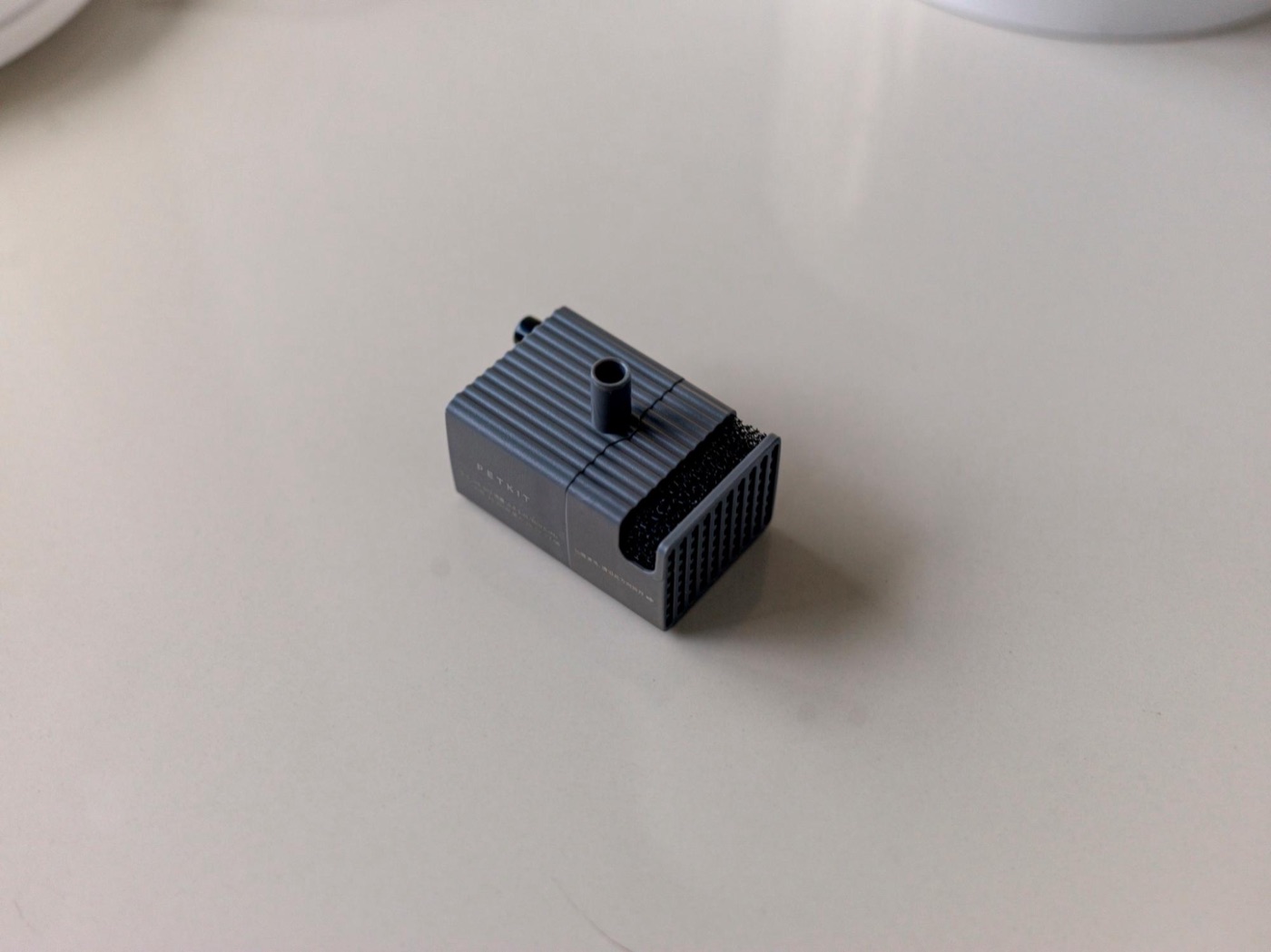 特に気に入ったのがワイヤレスポンプ。水中のポンプから電源ケーブルが伸びていないので、水交換のたびにコードを外す必要がありません。