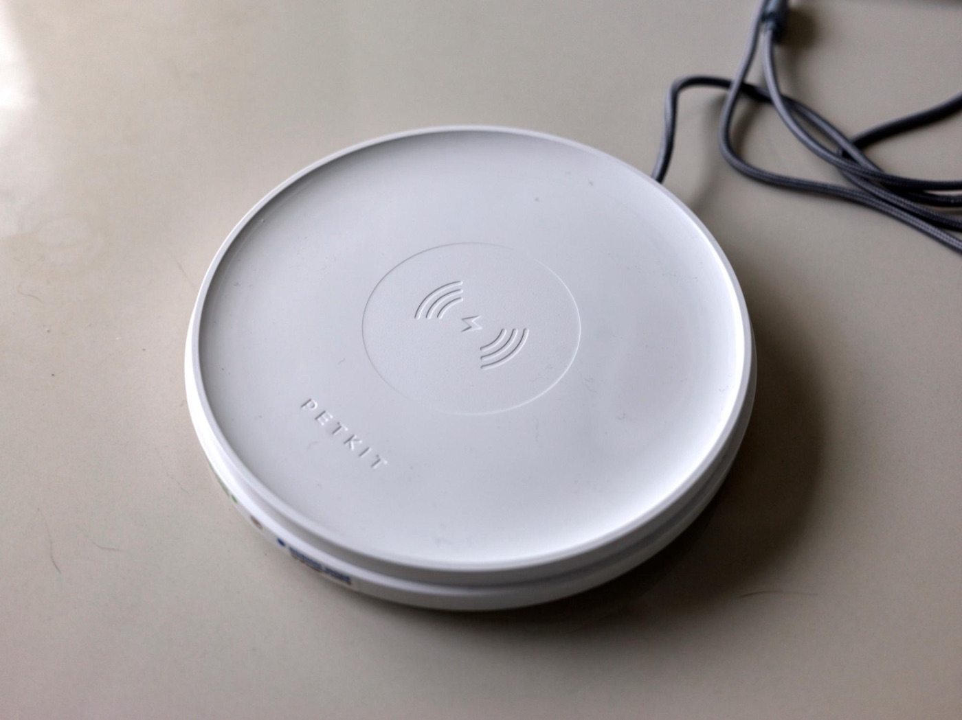 電源につながる土台とタンクが分離しているので、タンクだけ持ってそのままシンクへ。電源部分を濡らす心配がなく、掃除も気楽です。