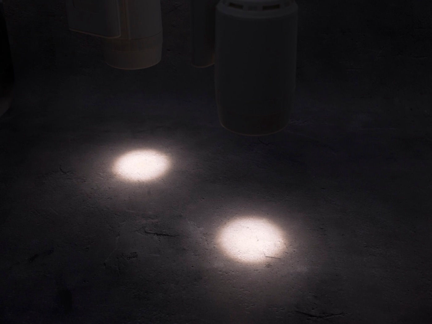 It’s not just food. Light only what you want to show — paintings, photos, flowers, objects — and it naturally becomes the star of the room.