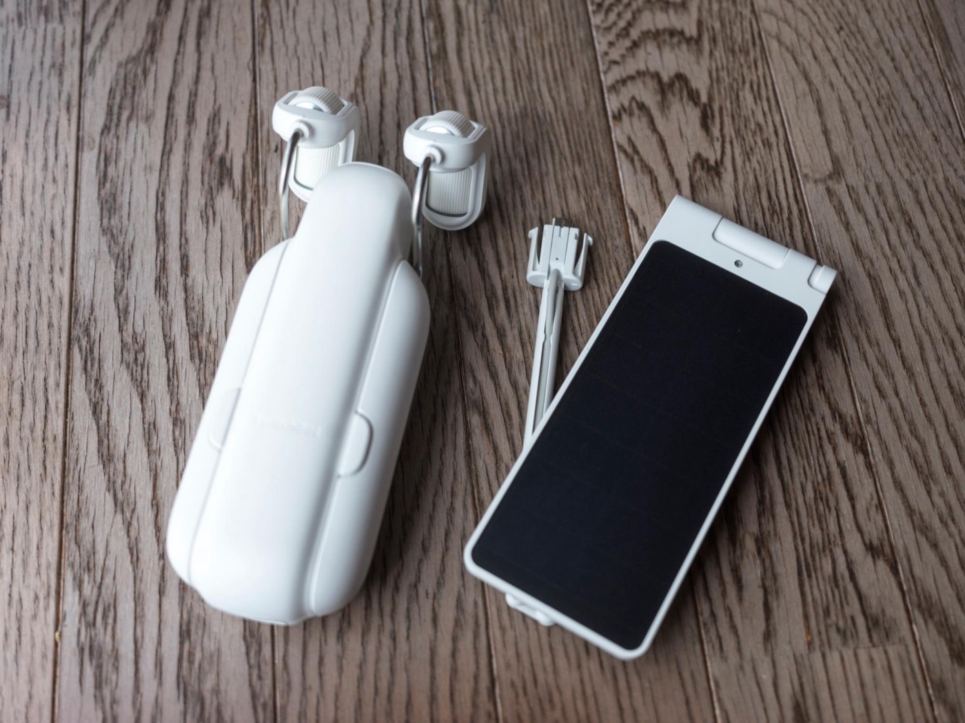 自動化しても、充電のために本体を外すのが面倒だと続きません。そこでソーラーパネルを付けて、1年間使ってみました。
