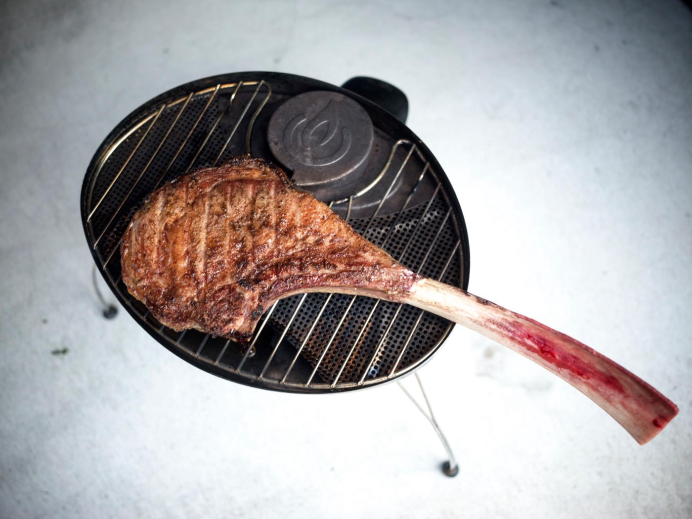 大きな骨付き肉を載せたところ。