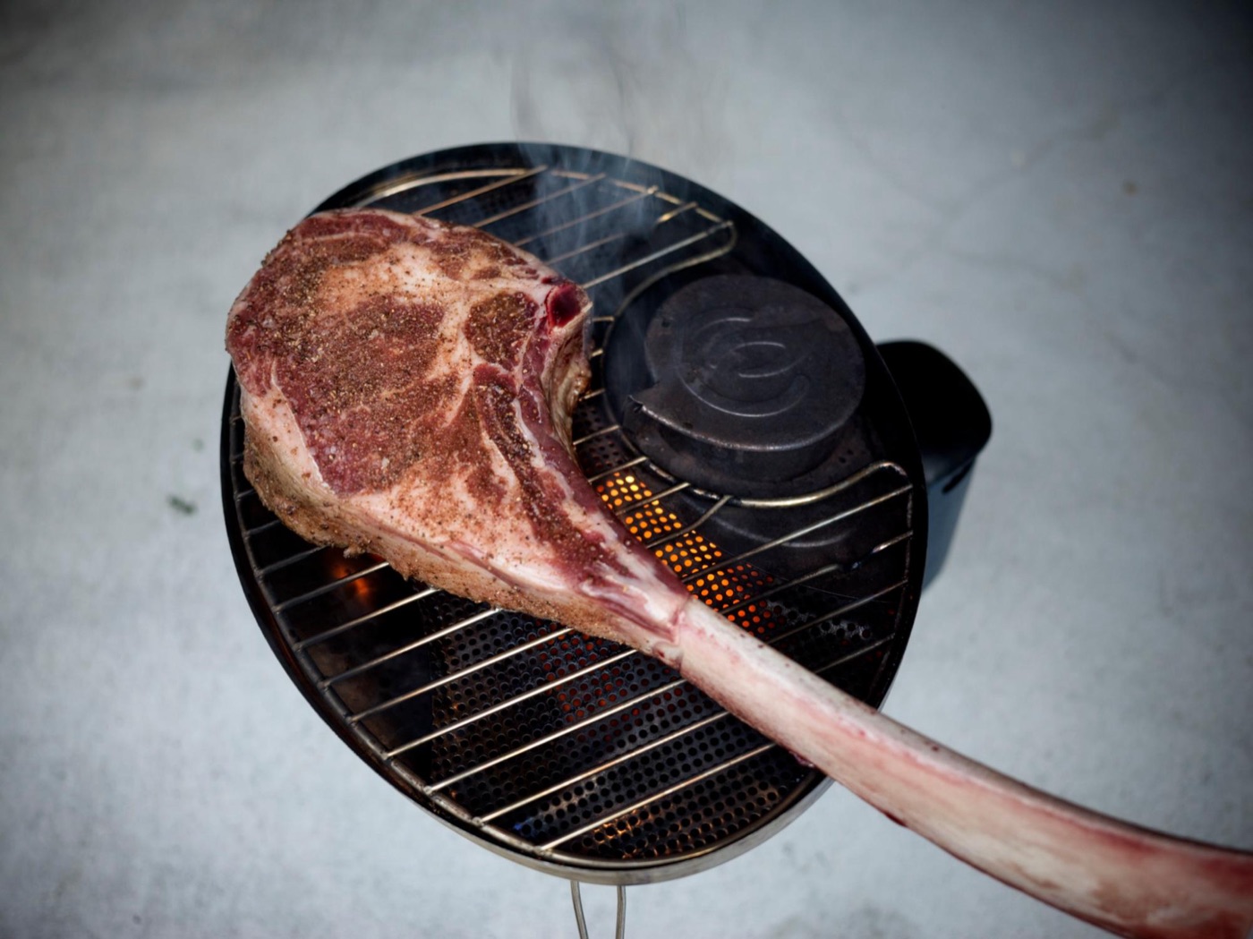 別売グリルで骨付き肉を焼いてみました。