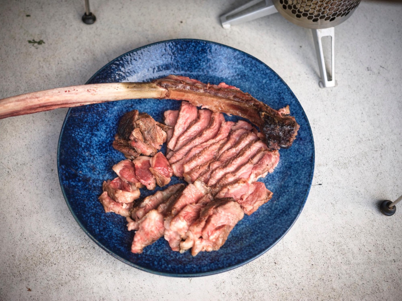 焼いた骨付き肉を切り分けた一皿。