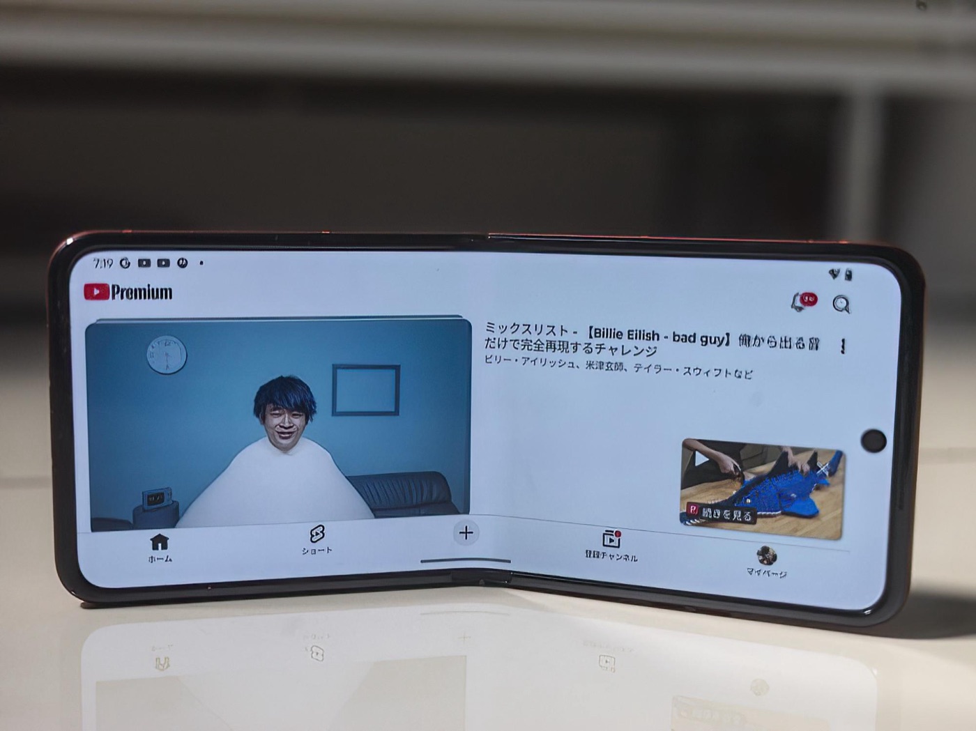 本体を横向きに置いて動画を表示。スタンドを持ち歩かずに楽しめます。