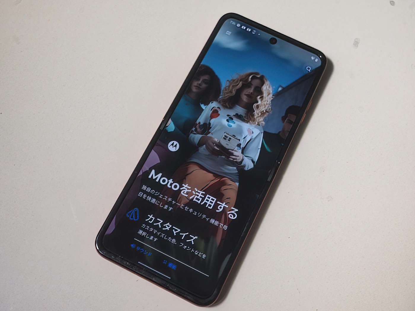 razr 50のメイン画面。外側画面だけでなく、開いたときの使い勝手も比較したいところです。